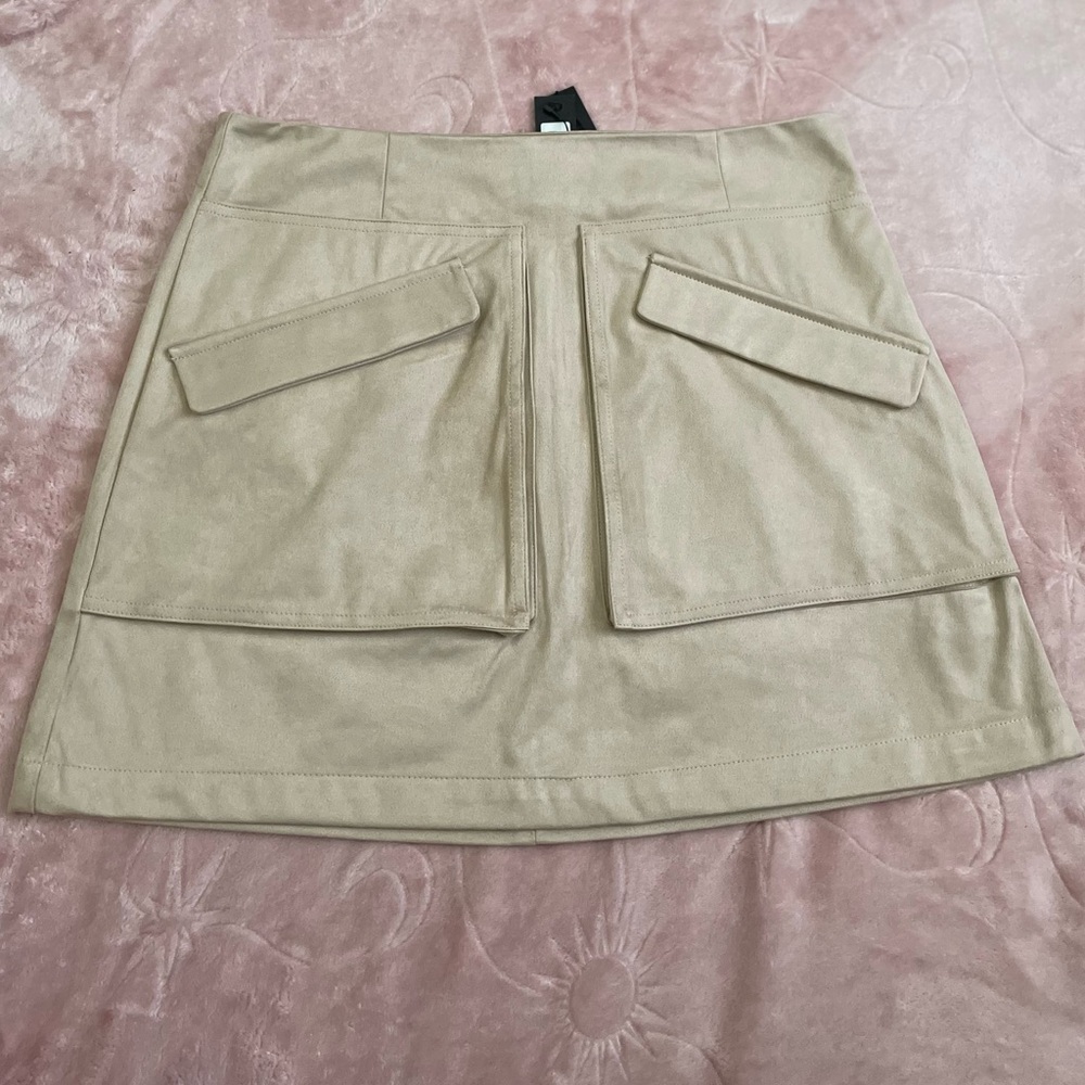 STEVE MADDEN
Cardona faux suede Skirt with pockets in Oatmeal